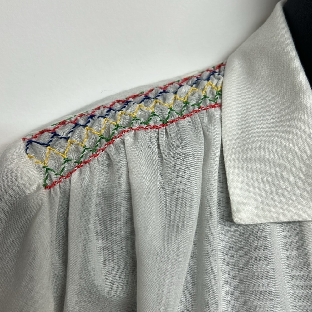 Embroidered White Blouse with Floral Design small vintage handbestickt - Picture 4 of 8